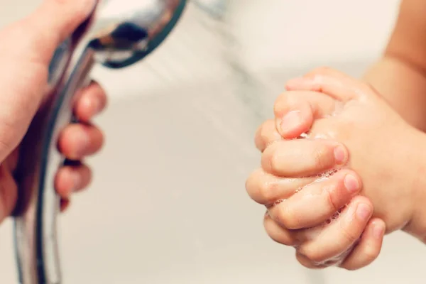 Pequena Criança Lavar Mãos Com Sabão Água Detalhe — Fotografia de Stock