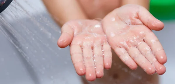 Niño Pequeño Lavándose Las Manos Con Agua Jabón Cosecha —  Fotos de Stock