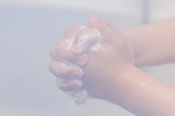 Klein Kind Wassen Van Handen Met Zeep Water Gewas — Stockfoto