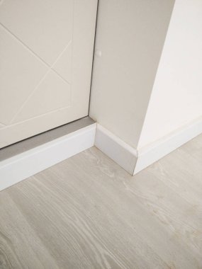 Yakın kadar tavan için beyaz süpürgelik sabitleme 