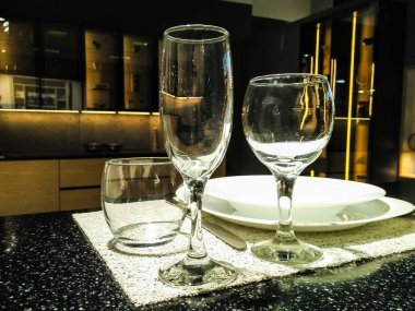 Bir çubuğu ayaklı büyük kadehler