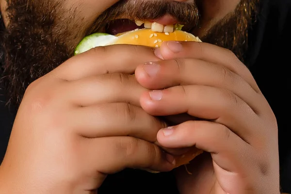 Homem Gordo Barbudo Gananciosamente Comendo Hambúrguer — Fotografia de Stock