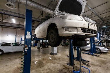 Araba garajda onarım için hazırlanan özel ekipman 
