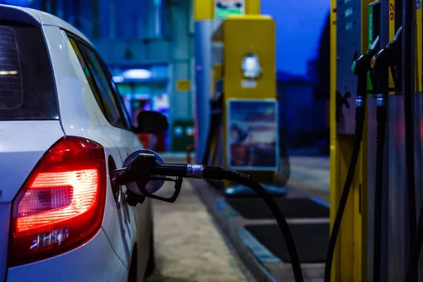 Auto Tanken Een Tankstation Winter Bij Nacht Closeup — Stockfoto