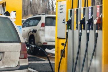 Araba benzin istasyonunda yakıt ikmali