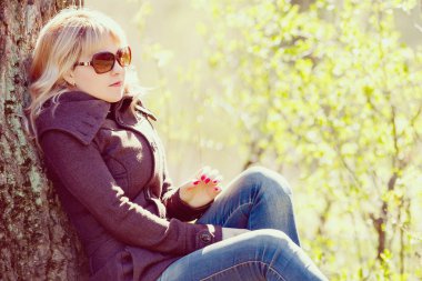 Rüyalar ve parkta fantezi dünyasına dalmış genç çekici kadın