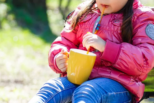 Hermosa Niña Con Una Taza Retrato Aire Libre — Foto de Stock