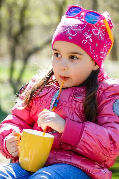 Hermosa Niña Con Una Taza Retrato Aire Libre — Foto de Stock