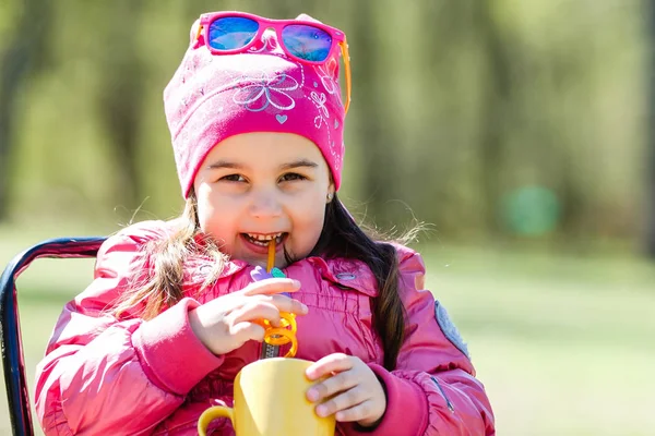 Hermosa Niña Con Una Taza Retrato Aire Libre — Foto de Stock