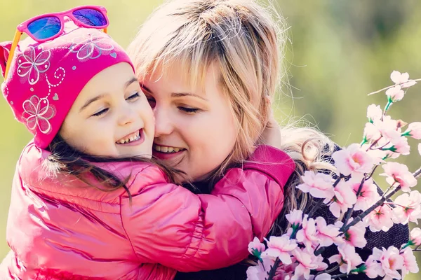 Happy Woman Child Blooming Spring Garden Child Kissing Woman Mothers — Stock Photo, Image