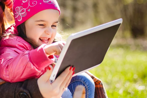 Happiness Mom Daughter Web Surfing Using Tablet Outdoors Sunny Day — Stock Photo, Image