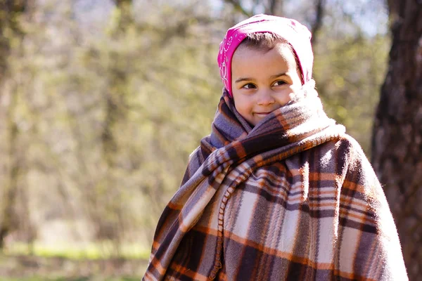 Irmãs Gémeas Giras Embrulhadas Xadrez Colorido Parque Outono Menina Embrulhada — Fotografia de Stock