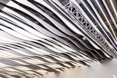 Şeffaf çatı çağdaş mimari tarzı bir binada