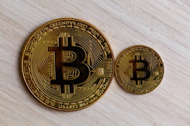 Altın bitcoin sikke üzerinde bir üst kısmındaki diğer paralar 