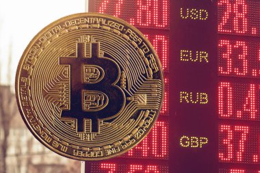 Altın bitcoin cryptocurrency mavi sikke üzerinde bir devre kartı arka plan yüksek çözünürlüklü
