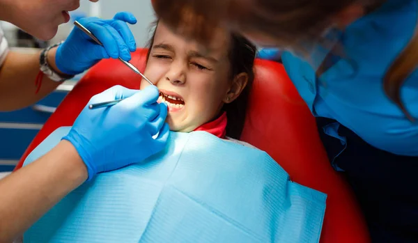 Tratamiento Oficina Del Dentista Infantil Poner Sello Los Dientes Muchacha — Foto de Stock