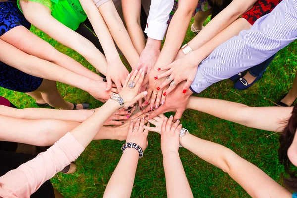 Freunde Die Ihre Hände Zeichen Der Einheit Und Teamarbeit Zusammenlegen — Stockfoto