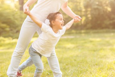 Sportif anne ve kızı. Parkta kadın ve çocuk eğitimi. Açık hava sporları. sağlıklı spor yaşam tarzı. fitness, yoga