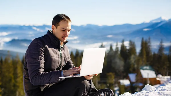 Seitenansicht Eines Männlichen Bergsteigers Mit Laptop Auf Dem Gipfel — Stockfoto
