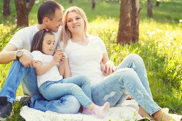 Heureuse Famille Trois Personnes Qui Amusent Dans Parc — Photo