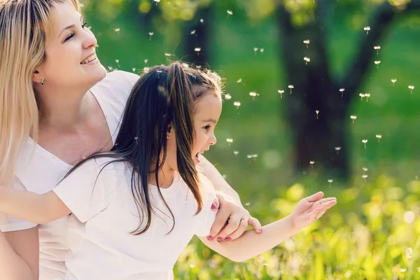 Mère Fille Dans Champ Avec Des Fleurs Colorées Maman Petite — Photo