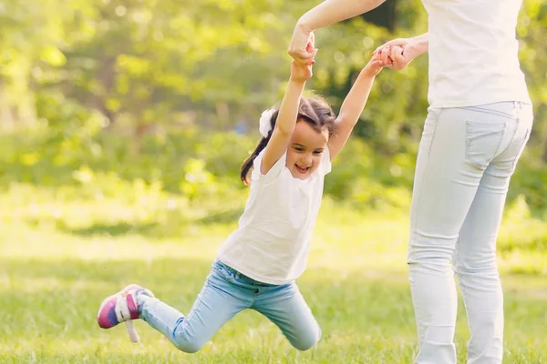 Mère Fille Jouent Tourner Autour Parc Sur Belle Mère Tourne — Photo