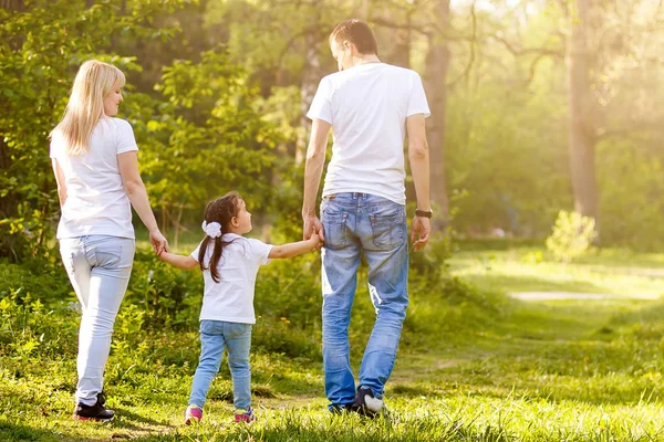 Aranyos Kislány Séta Parkban Szülőkkel — Stock Fotó