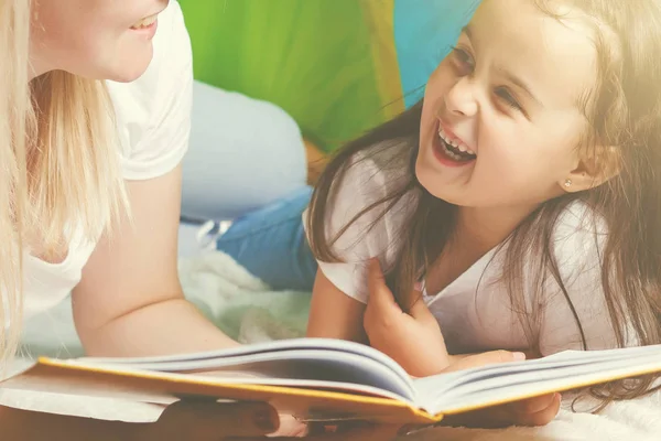 Щаслива Любляча Сім Досить Молода Мати Читає Книгу Доньці Намет — стокове фото