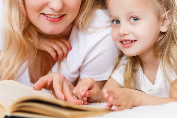 Gelukkige Liefdevolle Familie Mooie Jonge Moeder Lezen Van Een Boek — Stockfoto