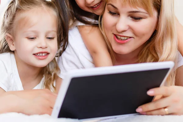 Giovani Madri Divano Casa Ragazze Felice Sorella Famiglia — Foto Stock