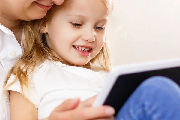 Mamma Figlia Utilizzando Tablet — Foto Stock