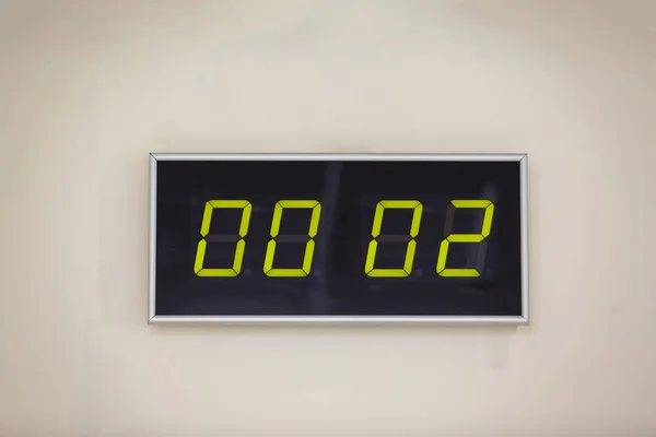 Μαύρο Ψηφιακό Ρολόι Στον Λευκό Τοίχο Που Δείχνει Την Ώρα — Φωτογραφία Αρχείου