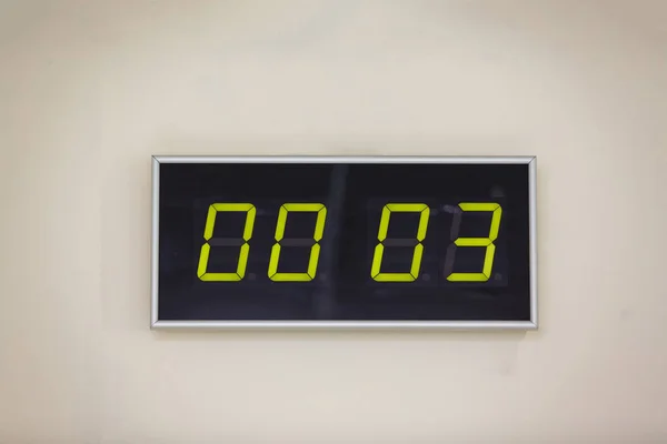 Relógio Digital Preto Parede Branca Mostrando Tempo — Fotografia de Stock