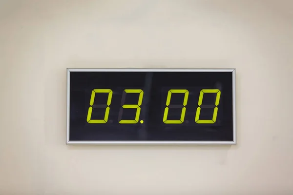 Чорний Цифровий Годинник Білому Тлі Показує Час Три Обід — стокове фото