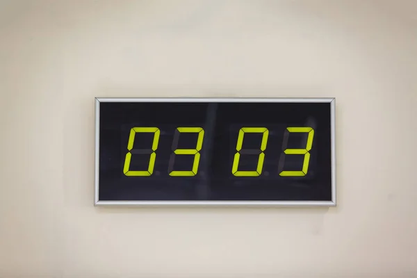 Reloj Digital Negro Sobre Fondo Blanco Que Muestra Tiempo —  Fotos de Stock
