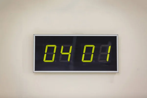 Relógio Digital Preto Fundo Branco Mostrando Tempo Dia Riso Dia — Fotografia de Stock