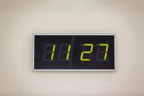 Чорний Цифровий Годинник Білому Тлі Показує Час Одинадцяти Годин Двадцять — стокове фото