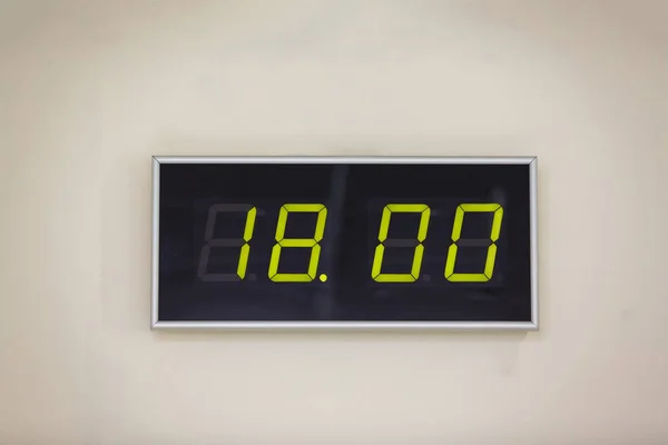 Чорний Цифровий Годинник Білій Стіні Показує Час — стокове фото