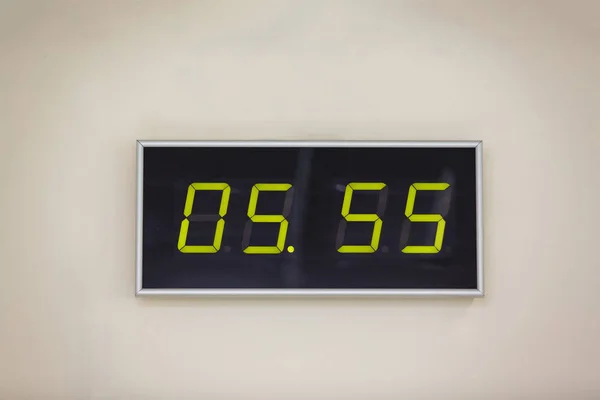 Relógio Digital Preto Fundo Branco Mostrando Tempo Cinco Horas Minutos — Fotografia de Stock