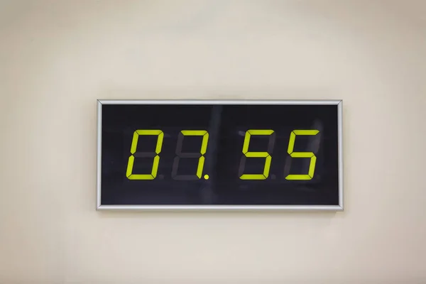 Siyah Dijital Saat Saat Dakika Dijital Alarm Doğal Yansıma Gösterilen — Stok fotoğraf