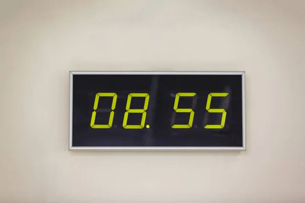 Schwarze Digitaluhr Auf Weißem Hintergrund Mit Der Uhrzeit Stunden Minuten — Stockfoto
