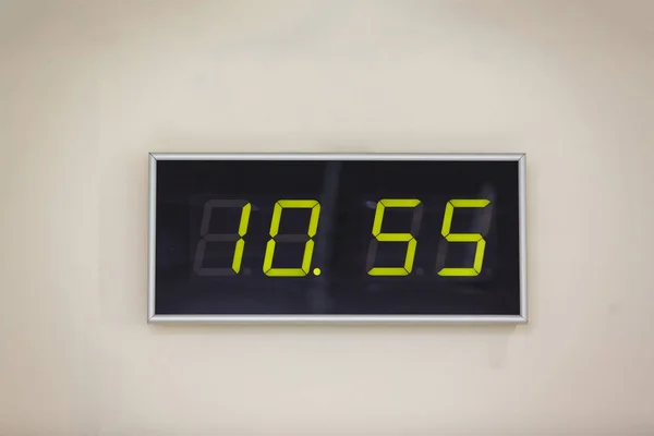 Relógio Digital Preto Sobre Fundo Branco Mostrando Tempo Horas Minutos — Fotografia de Stock