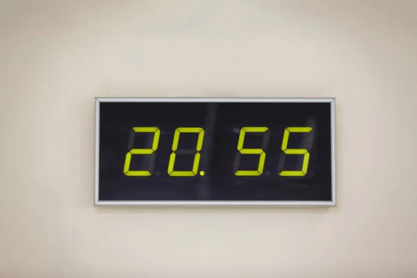 Saat Dakika Gösterilen Beyaz Bir Arka Plan Üzerinde Siyah Dijital — Stok fotoğraf