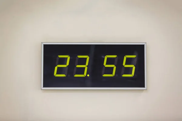 黑色数字时钟在白色背景显示时间23小时55分钟 — 图库照片