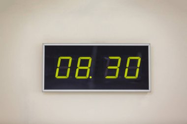 Siyah Dijital saat saat 30 dakika A dijital alarm doğal yansıma gösterilen beyaz bir arka plan üzerinde
