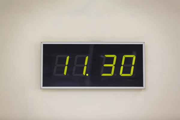 Zwarte Digitale Klok Een Witte Achtergrond Met Tijd Uur Minuten — Stockfoto
