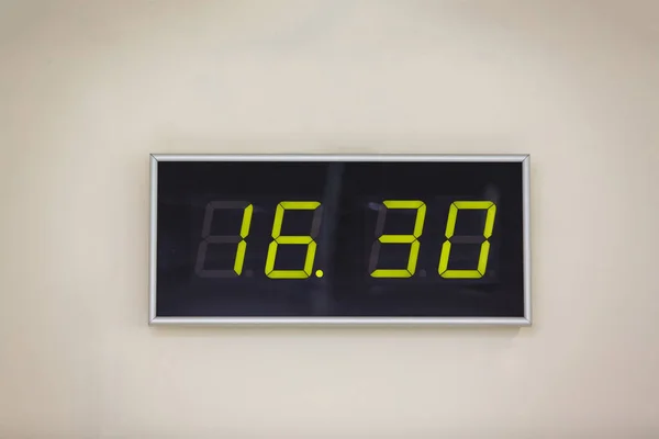 Reloj Digital Negro Sobre Fondo Blanco Mostrando Tiempo Dieciséis Horas —  Fotos de Stock