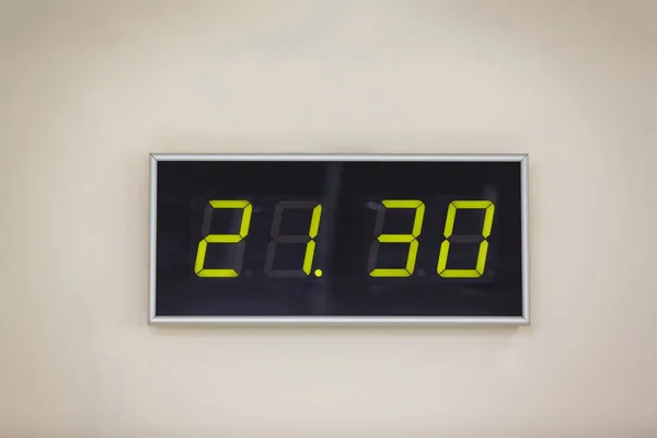 Schwarze Digitaluhr Auf Weißem Hintergrund Die Zeit Stunden Minuten Anzeigt — Stockfoto