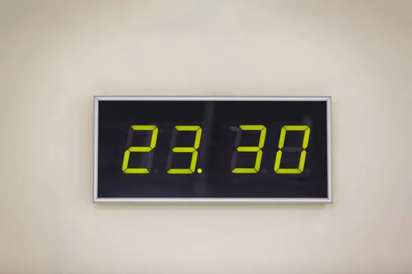 Saati Saat Dakika Gösteren Beyaz Bir Arka Plan Üzerinde Siyah — Stok fotoğraf