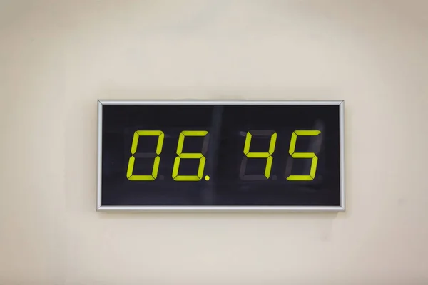 Reloj Digital Negro Sobre Fondo Blanco Que Muestra Tiempo Horas —  Fotos de Stock